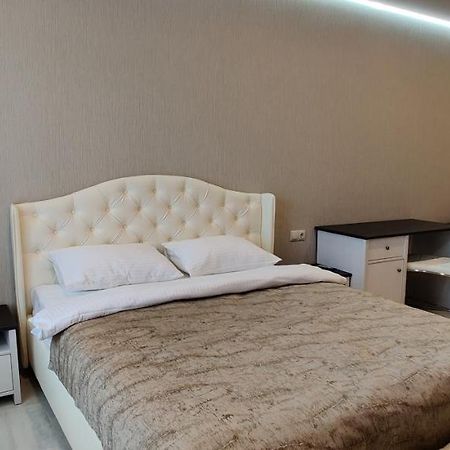 Luxury Apartments Atlant Lutsʼk Exteriör bild