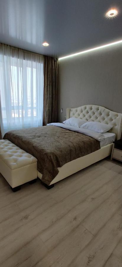 Luxury Apartments Atlant Lutsʼk Exteriör bild