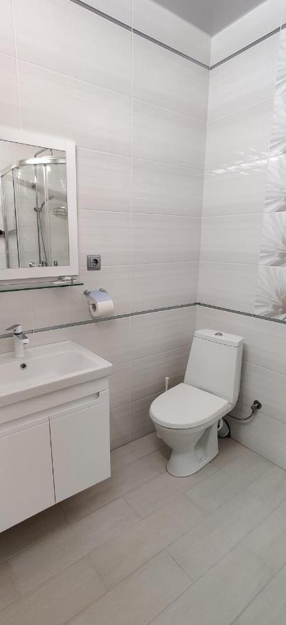 Luxury Apartments Atlant Lutsʼk Exteriör bild