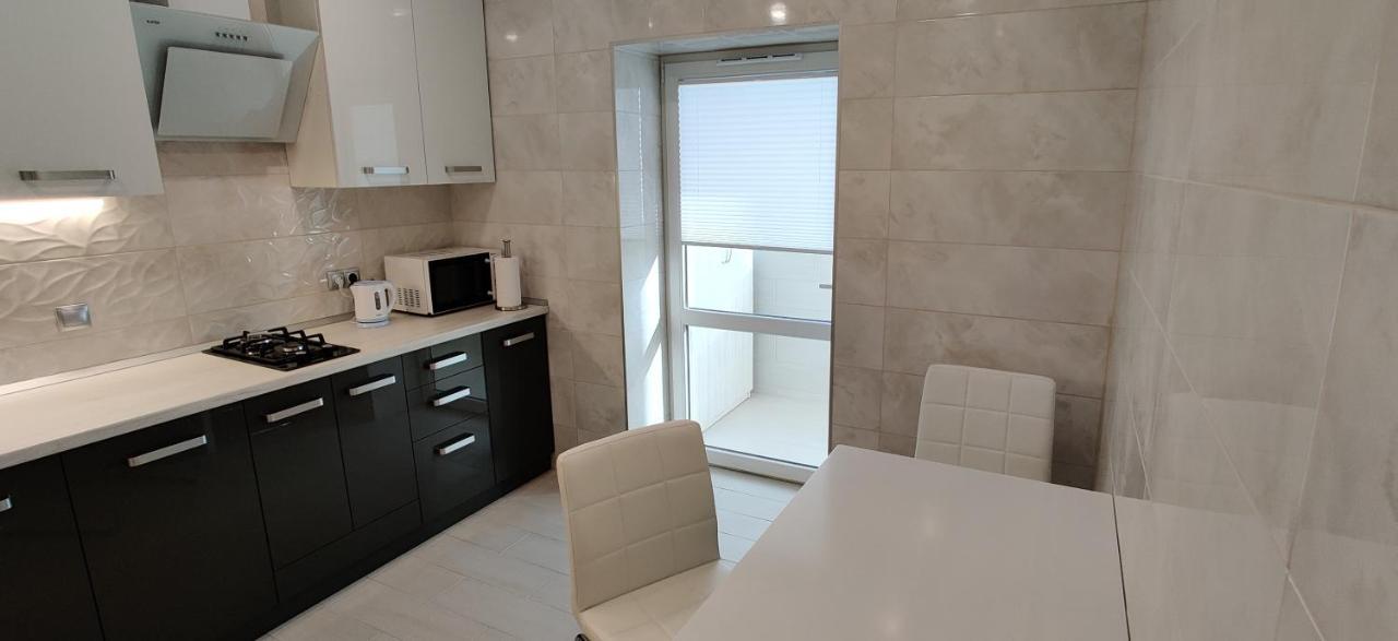 Luxury Apartments Atlant Lutsʼk Exteriör bild