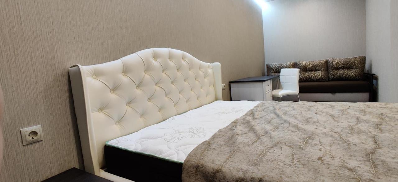 Luxury Apartments Atlant Lutsʼk Exteriör bild