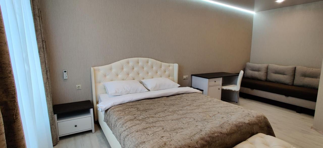 Luxury Apartments Atlant Lutsʼk Exteriör bild